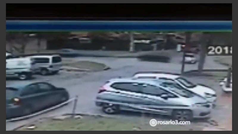 El auto pasa en rojo por Donado y debe esquivar otro vehículo que viene por Paso.