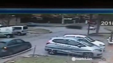 El auto pasa en rojo por Donado y debe esquivar otro vehículo que viene por Paso.