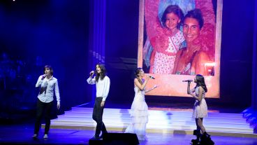 El momento en el que los hijos de Romina subieron al escenario.