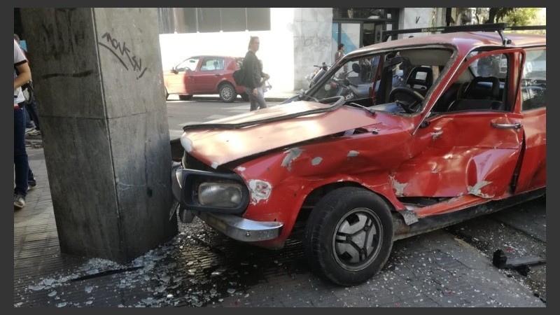 El Renault 12 tenía la derecha pero el Polo cruzó y lo embistió.