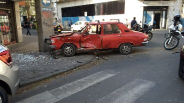 El Renault 12 tenía la derecha pero el Polo cruzó y lo embistió.