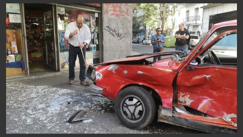 El Renault 12 tenía la derecha pero el Polo cruzó y lo embistió.