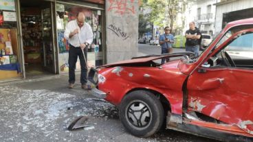 El Renault 12 tenía la derecha pero el Polo cruzó y lo embistió.