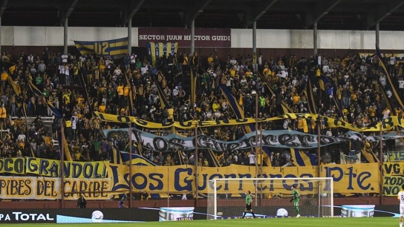 Miles de hinchas canallas viajaron a la cancha de Lanús este jueves.