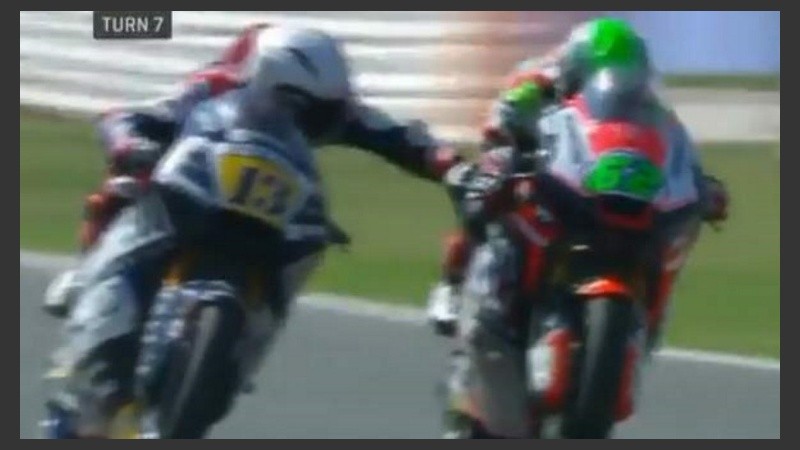 El momento en el que Fenati toca el freno de su rival.