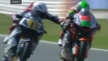 El momento en el que Fenati toca el freno de su rival.