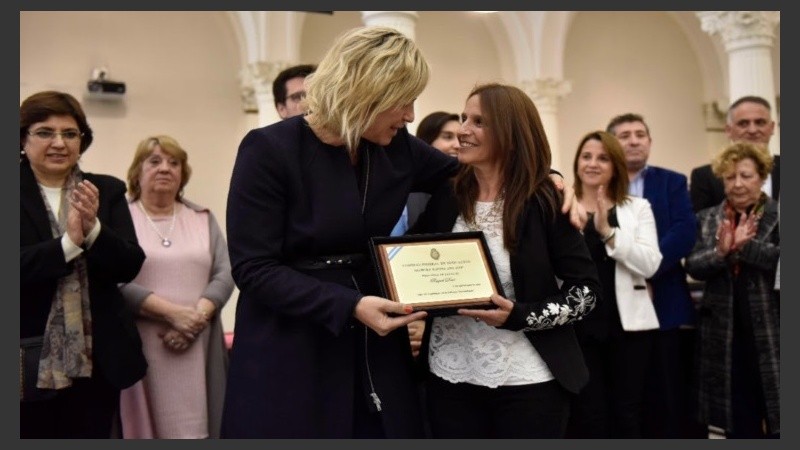 Raquel Davi al momento de recibir el Premio.