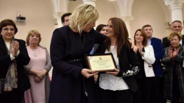 Raquel Davi al momento de recibir el Premio.