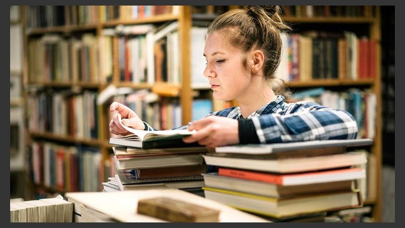 Estudiar en la biblioteca brinda acceso a una gran variedad de materiales.