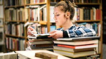 Estudiar en la biblioteca brinda acceso a una gran variedad de materiales.