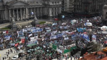 Docentes de todos los niveles manifestaron frente al Congreso.