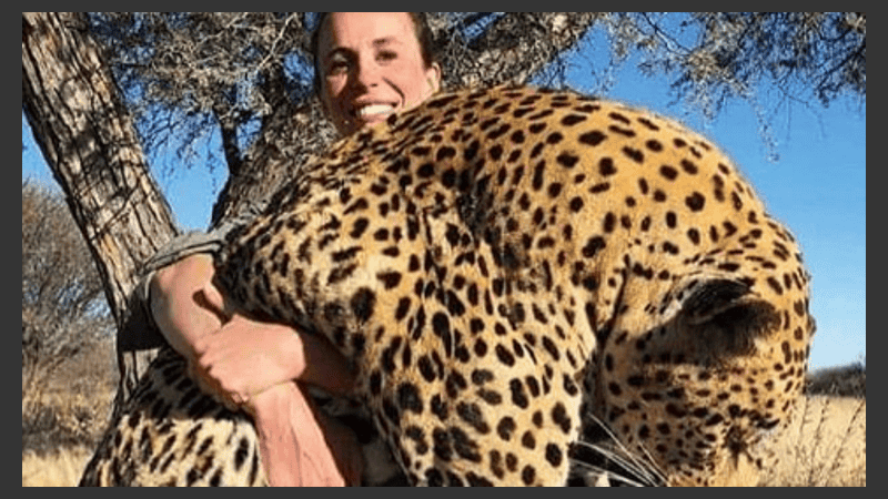 La cazadora sostiene a su presa.