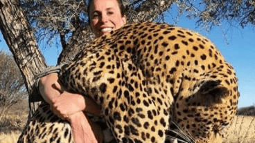 La cazadora sostiene a su presa.