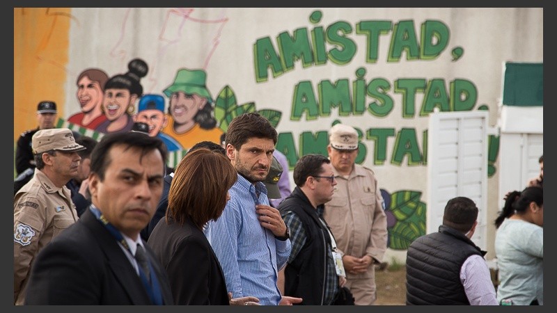 La ministra Bullrich habla con su par santafesino.