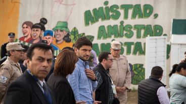 La ministra Bullrich habla con su par santafesino.