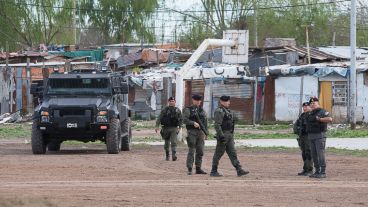 Los gendarmes recorren el club Amistad.