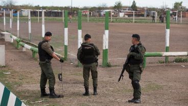 Los gendarmes recorren el club Amistad.