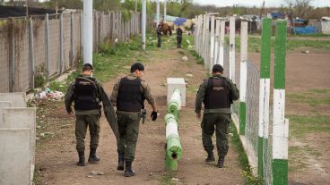 Los gendarmes recorren el club Amistad.