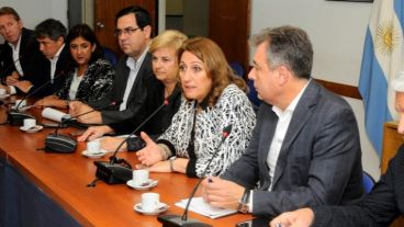 Fein durante el encuentro entre intendentes y legisladores de Santa Fe.