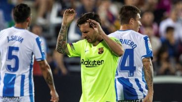 Messi se queja. Le pegaron bastante y no pudo convertir.