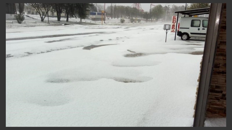 Las calles de Alcira Gigena como si estuvieran cubiertas de nieve. 