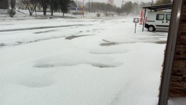 Las calles de Alcira Gigena como si estuvieran cubiertas de nieve.