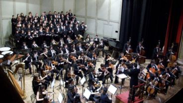 La Orquesta Sinfonica Juvenil de la Universidad Nacional de Rosario, bajo el mando del maestro Marcelo Pozo Zarich.