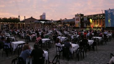 Los festejos en la pérgola del mercado.