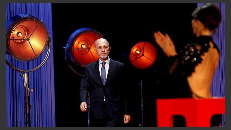 El actor sube al escenario a recibir su premio en San Sebastián.