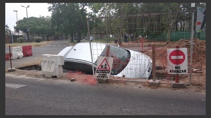 El coche cayó este domingo a una zanja.