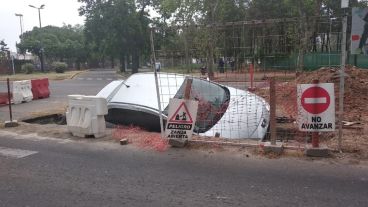 El coche cayó este domingo a una zanja.