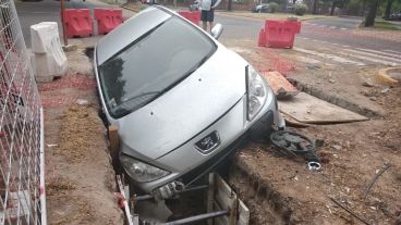 El coche cayó este domingo a una zanja.