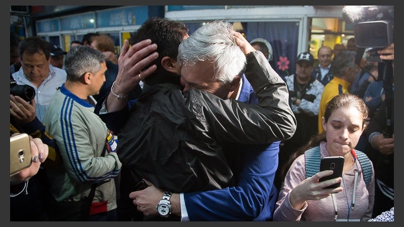 Di Pollina y Carloni en un emotivo abrazo.