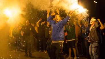 El festejo de los hinchas de Central tras la victoria de Di Pollina.