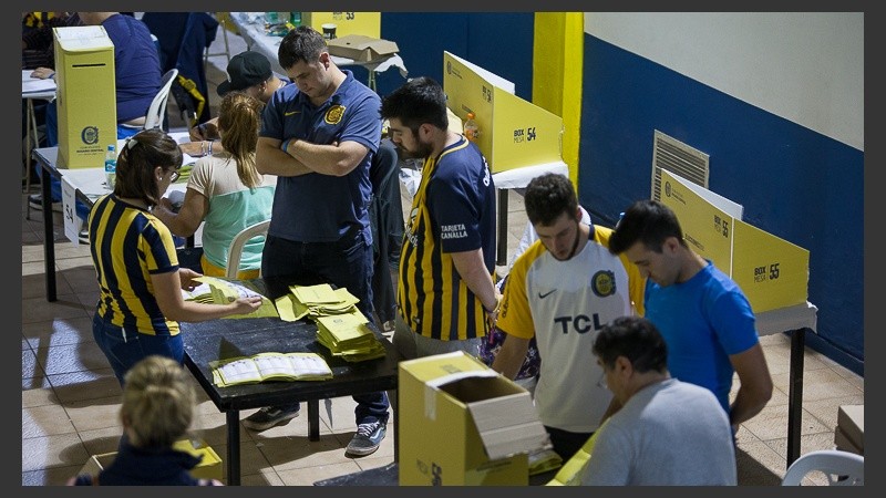 Recuento de votos. En el Gigante de Arroyito se realizaron los comicios. 