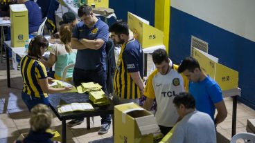 Recuento de votos. En el Gigante de Arroyito se realizaron los comicios.