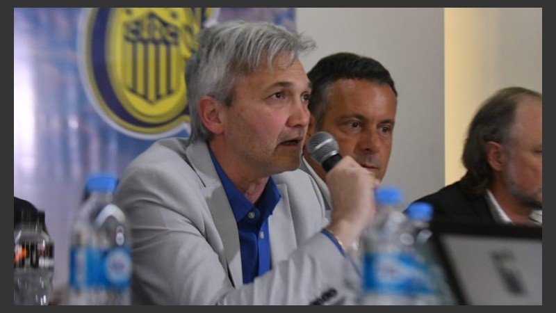 Ricardo Carloni, que sigue en la dirigencia, dando su discurso. 