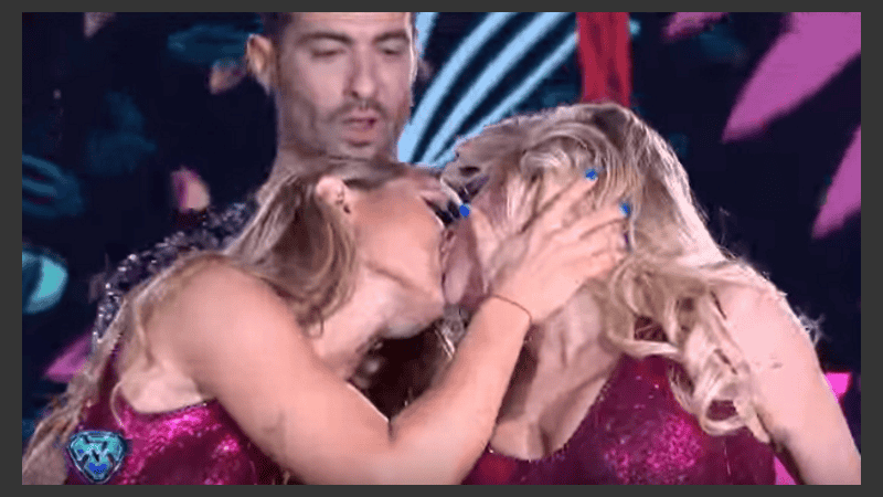 El beso entre Jimena Barón y Virginia Gallardo.