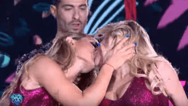 El beso entre Jimena Barón y Virginia Gallardo.