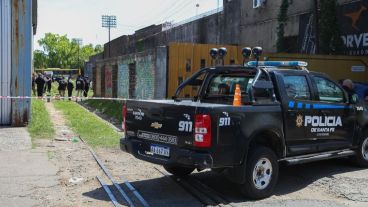 El cuerpo fue hallado vestido con prendas de mujer.