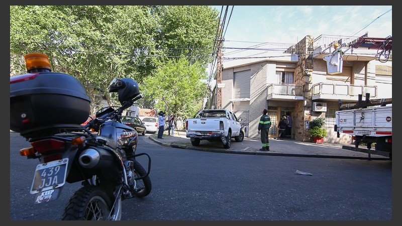 Así terminó la Hilux tras chocar la columna de hierro.