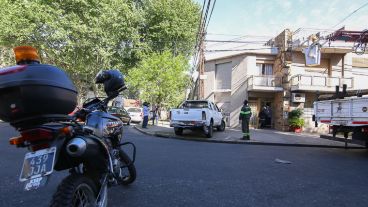 Así terminó la Hilux tras chocar la columna de hierro.