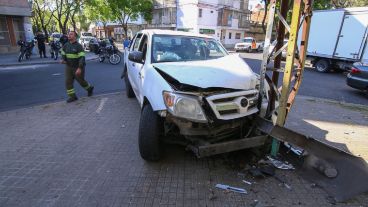 Así terminó la Hilux tras chocar la columna de hierro.