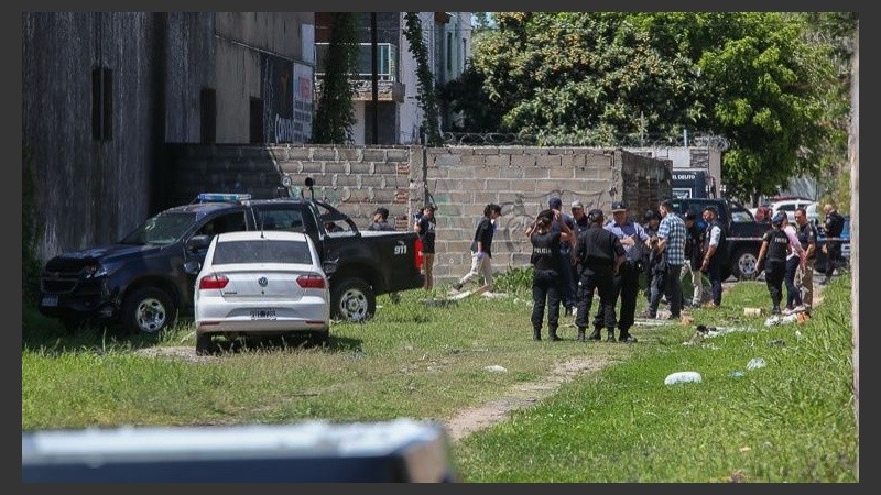 La víctima fue encontrada en Mitre y Gálvez con prendas femeninas. 