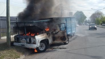 El incendio sobre Presidente Perón al 8200.