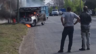 Eduardo, a la derecha, se bajó del auto apenas desatadas las llamas.