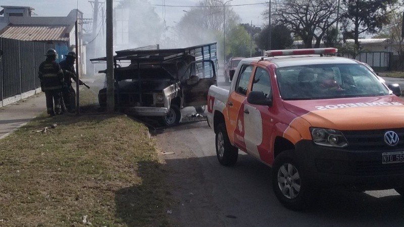 Los bomberos arribaron media hora después y sofocaron las llamas.