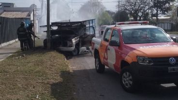 Los bomberos arribaron media hora después y sofocaron las llamas.