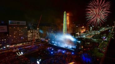 Luces y música en la ceremonia de apertura, con Fuerza Bruta.