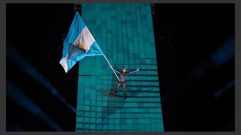 Luces y música en la ceremonia de apertura, con Fuerza Bruta.